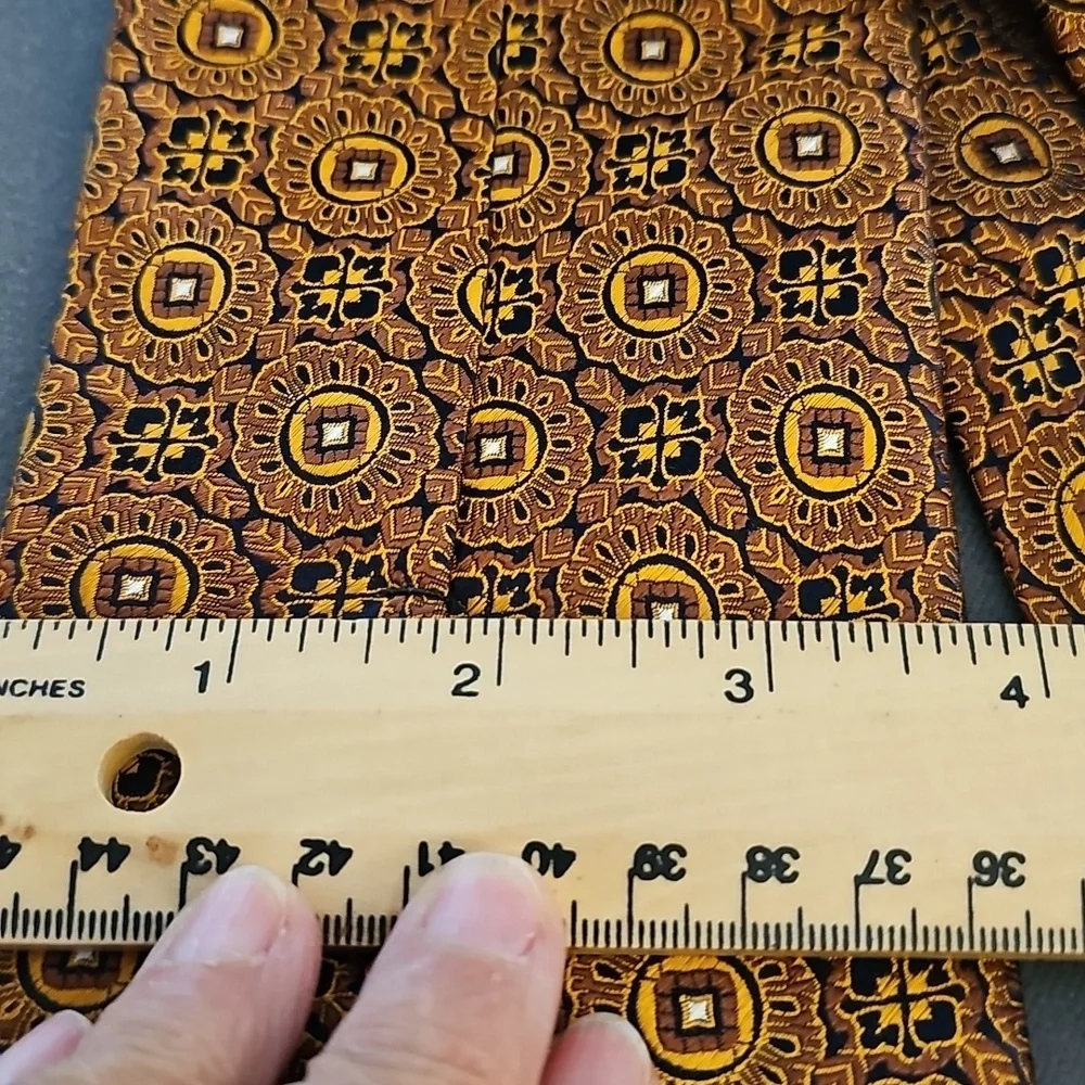 Elegant Gold And Black Patterned Men's Tie. By SETAZONE‎ 100% SILK.